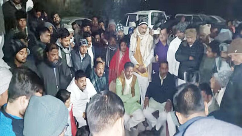 भाजपा नेता की पुलिस ने की पिटाई, धरने पर बैठे विधायक, महापौर