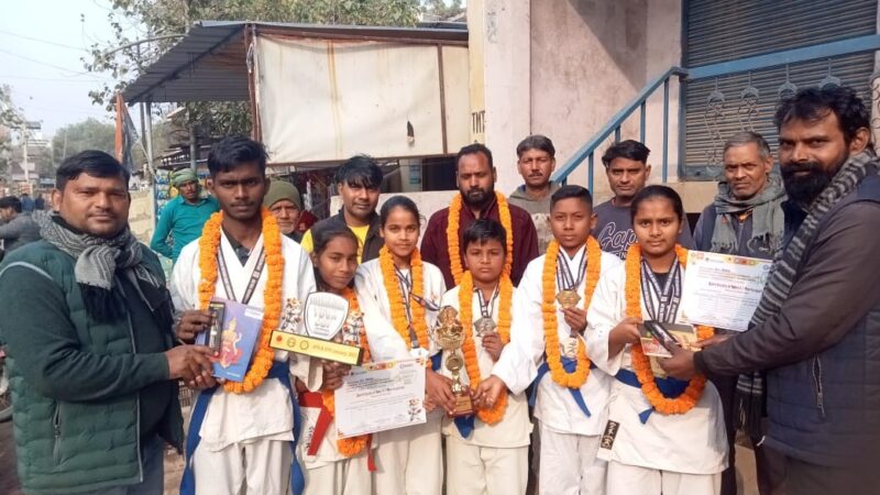 पान विक्रेता के बेटा-बेटी ने नेशनल कराटे कोलकाता में जीता गोल्ड मेडल