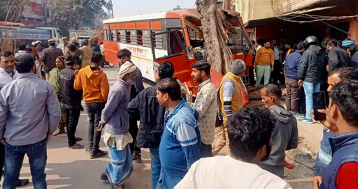 रोडवेज बस ड्राइबर को आई मिर्गी, महिला को रौंदते हुए बस पेड़ से टकराई