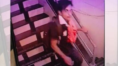 सामने आई अभिनेता सैफ अली के हमलावर की पहली तस्वीर, सीढ़ियों से भागते हुए सीसीटीवी में आया नज़र