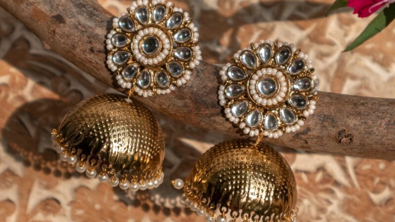 ट्रेंडी झुमके आपके लुक को लगाएंगे चार चांद