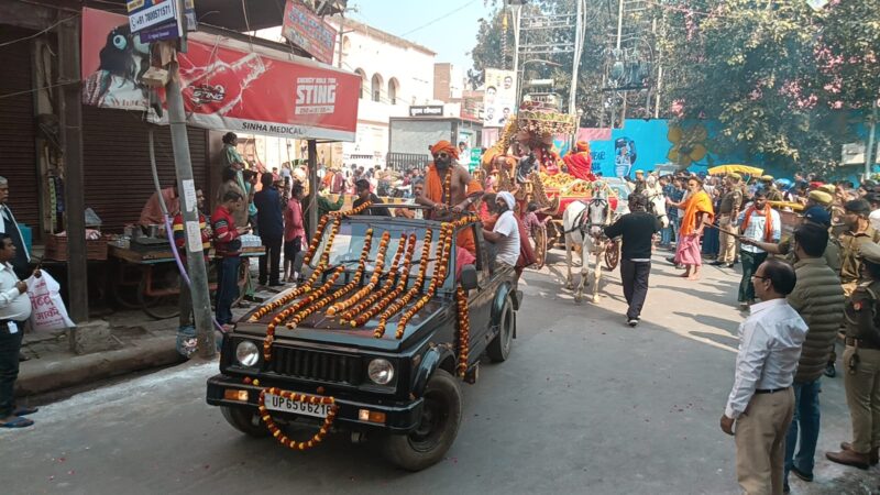 हर-हर महादेव के उद्घोष के साथ निकली नागा साधुओं की पेशवाई
