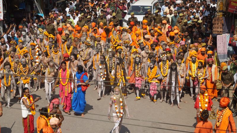 वाराणसी में नागा साधुओं की निकली पेशवाई, पारंपरिक शस्त्रों से दिखाए करतब