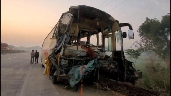 पूर्वांचल में हादसों का गुरुवार: 14 की मौत, 74 घायल