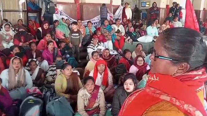 बकाया मानदेय को लेकर विधानसभा घेरने पहुंची प्रदेश भर की आशा वर्कर, पुलिस ने रोका तो डिप्टी सीएम के समक्ष रखीं अपनी मांगें