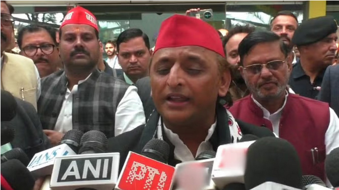 वाराणसी पहुंचे अखिलेश प्रदेश और केन्द्र सरकार पर हुए हमलावर