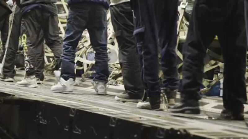 अमेरिका ने जंजीरों से बंधे भारतीयों का वीडियो जारी कर एक बार फिर भारत को किया जलील, अमेरिकी अधिकारी ने बताया- अवैध एलियन