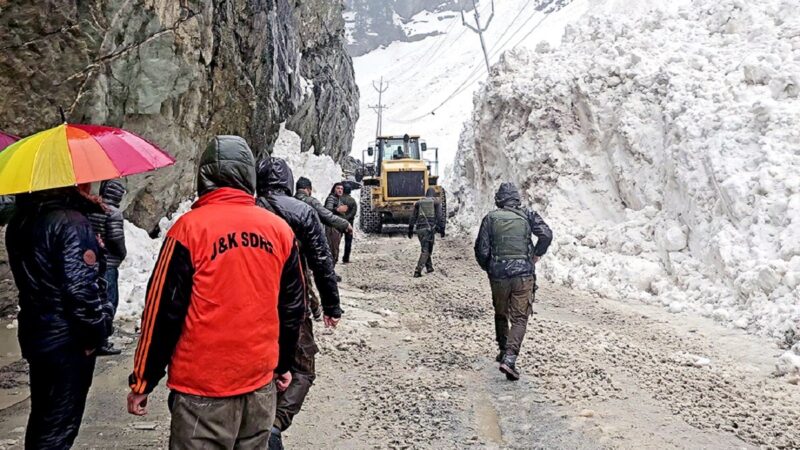 उत्तराखंड में ग्लेशियर टूटने से फंसे ५७ मजदूर दबे, १० को बचाया गया: बर्फबारी से राहत कार्य में बाधा