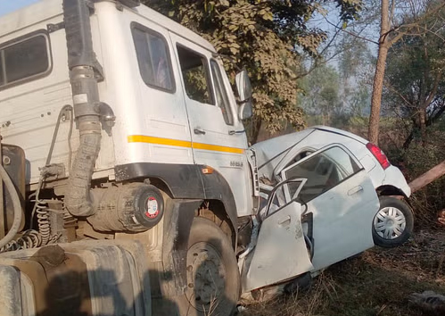 डंपर ने कार को मारी टक्कर, एक ही परिवार के पांच सदस्यों की मौत