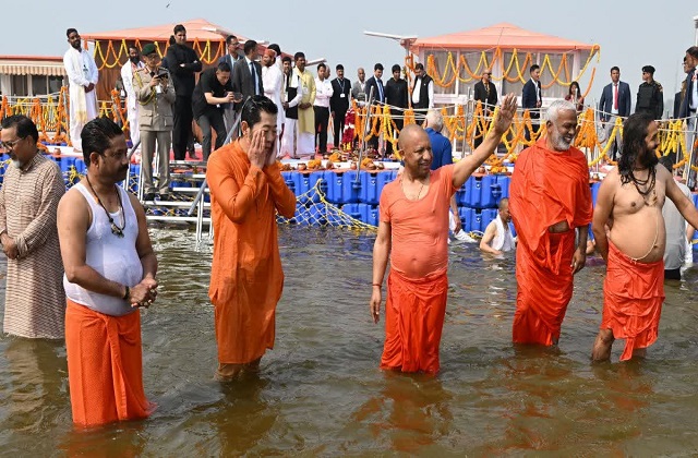 भूटान नरेश ने सीएम योगी के साथ महाकुंभ में लगाई डुबकी