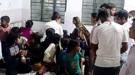 मिड-डे मील खाने में मिला गिरगिट, फिर भी बच्चों को परोस दिया खाना: ८४ बच्चे बीमार