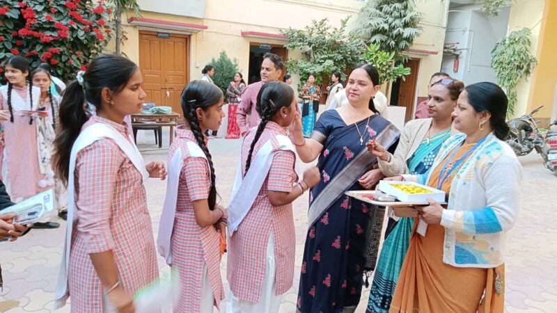 यूपी बोर्ड की परिक्षाएं शुरु, स्कूलों में लड्डू खिलाकर दी गयी शुभकामनाएं