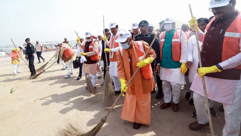 महाकुंभ में सफाईकर्मियों के काम से खुश हुई योगी सरकार, बोनस के की साथ कई और सुविधाओं की घोषणा
