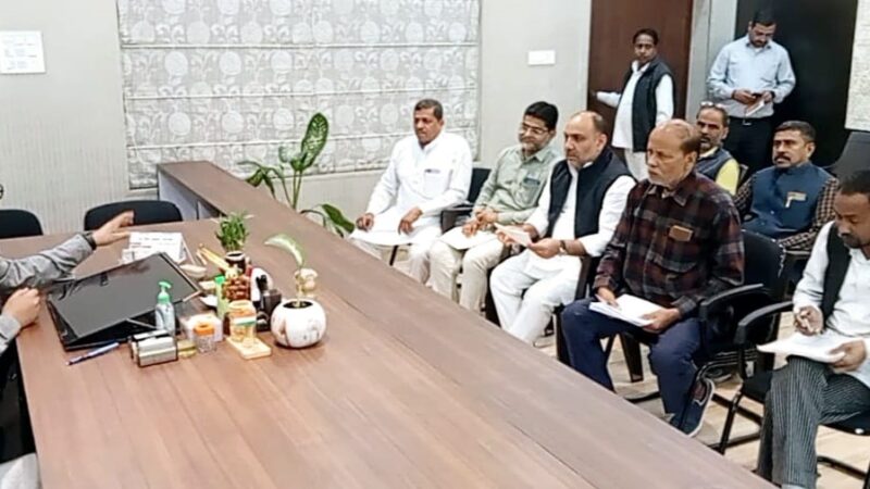 नगर आयुक्त से मिले कांग्रेस पार्षद, त्योहारों पर सफाई व सुविधाओं की मांग