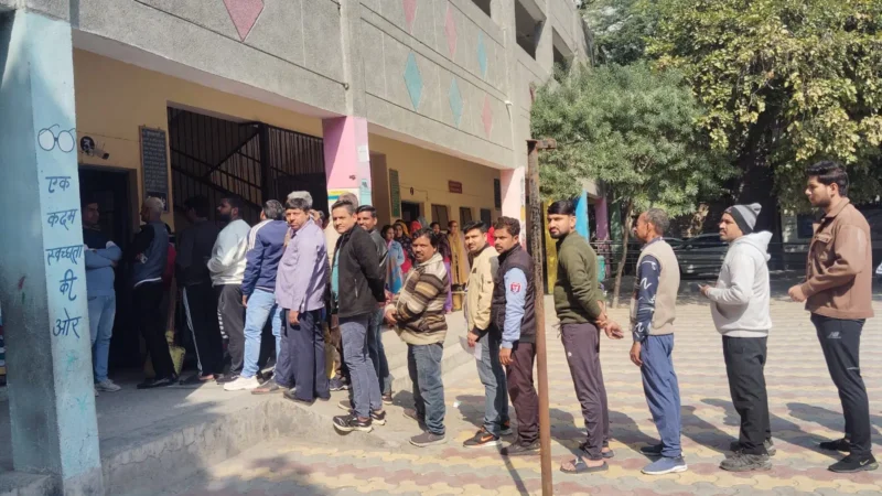 दिल्ली की नई सरकार ईवीएम में कैद