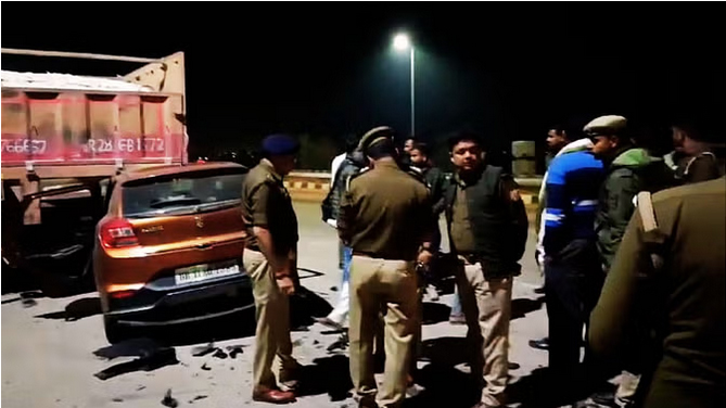 नींद में ड्राइवर ने ट्रेलर में मार दी टक्कर, ४ श्रद्धालुओं की मौके पर ही मौत
