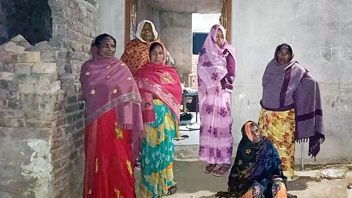 मां ने दो बच्चों संग ट्रेन के आगे कूद कर की खुदकुशी