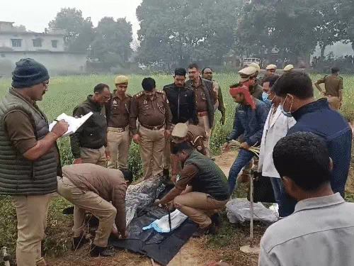 पोता बना हैवान, दादा-दादी समेत तीन को फावड़े से काट डाला