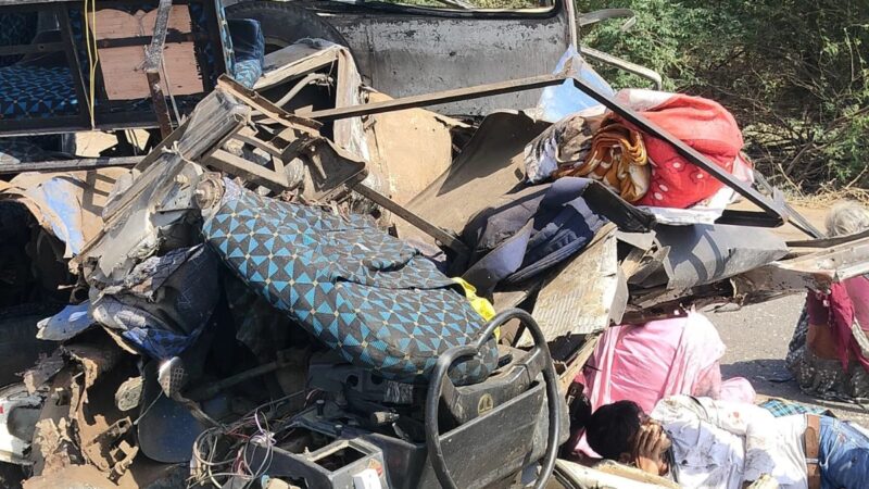 ट्रक से टक्कर में कबाड़ हो गई बस, ७ लोगों की मौत