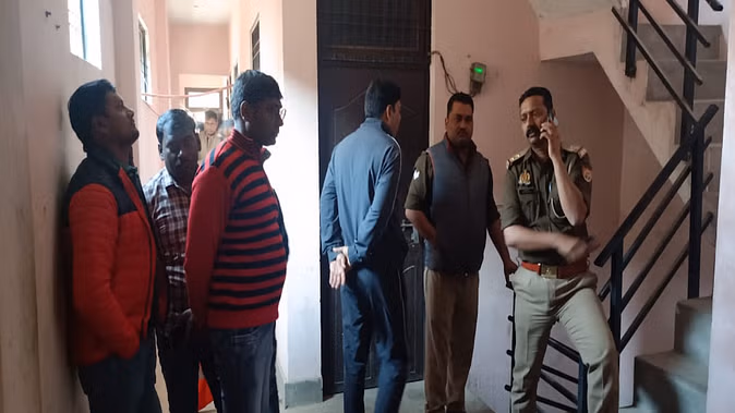 महाकुंभ आई महिला की लॉज के बाथरुम में गला रेत कर हत्या