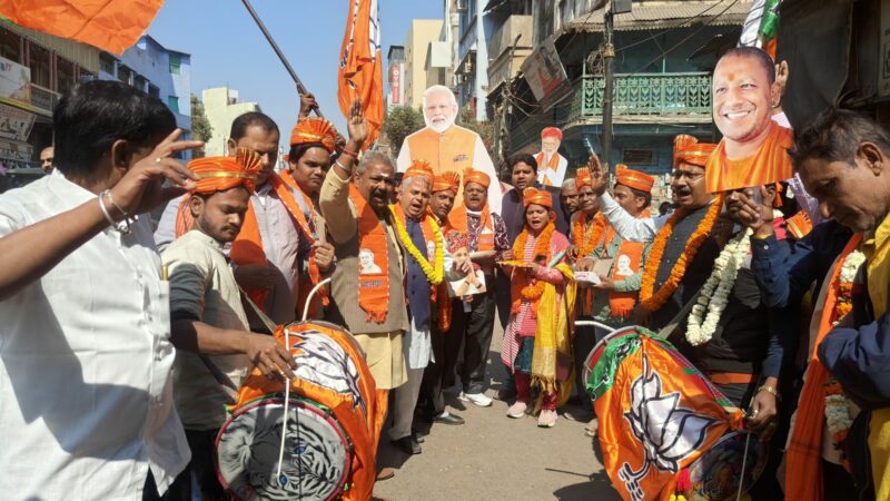 वाराणसी में भाजपा कार्यकर्ताओं ने दिल्ली में जीत का मनाया जश्न