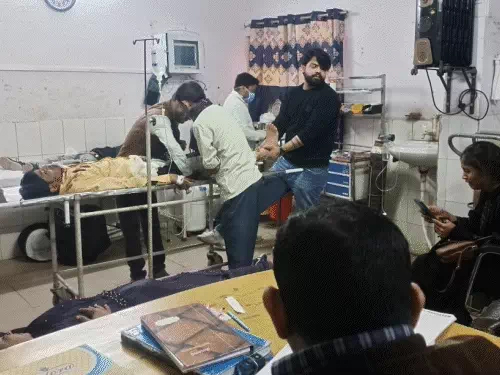 ओवरटेक करने में ट्रेलर से टकराई मिनी बस, दो की मौत, १२ घायल