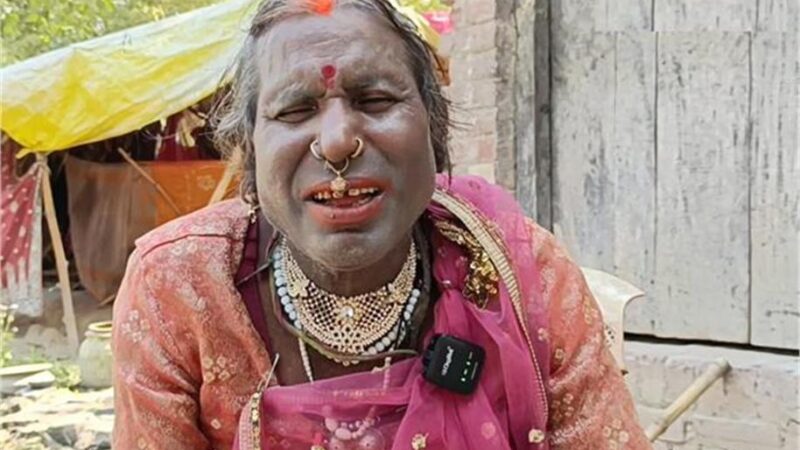 आखिर क्यों साड़ी पहन कर रहता है जौनपुर का यह व्यक्ति!