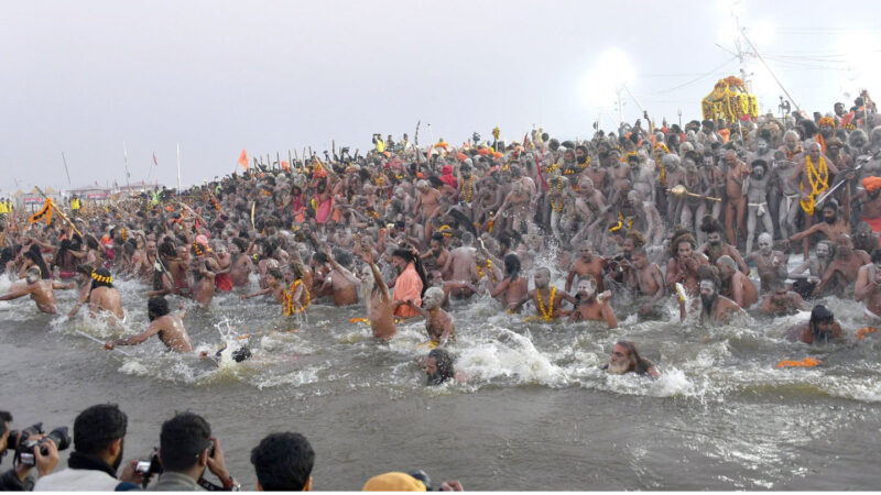 बसंत पंचमी पर महाकुंभ में लाखों लोगों ने संगम में लगायी डुबकी, साधु-संतों पर हेलिकॉप्टर से हुई पुष्प वर्षा
