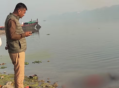 गंगा में बहते दिखा युवती का शव, पुलिस ने बाहर निकवा कर शुरु की शिनाख्त की कोशिश