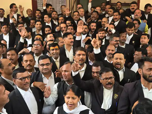 अधिवक्ता संशोधन बिल के विरोध में वाराणसी के अधिवक्ताओं ने भी घेरा डीएम कार्यालय, केन्द्र सरकार को दी चेतावनी