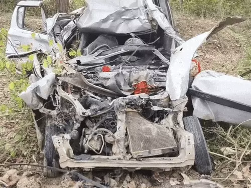 महोबा में ट्रक में घुसी कार, ४ लोगों की मौत