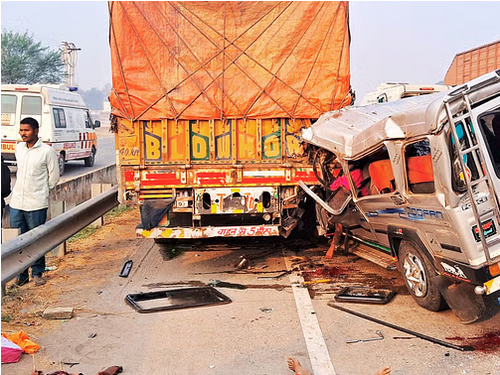 हाईवे पर ट्रक से कार की भिड़ंत, पांच लोगों की मौत