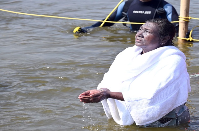 महाकुंभ में राष्ट्रपति ने भी लगाई आस्था की डुबकी