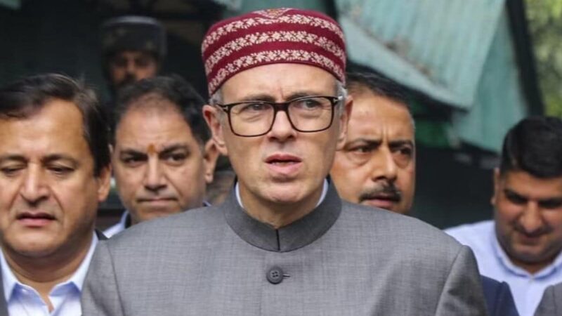 दिल्ली में आप की हार पर उमर अब्दुला का तंज, ‘और लड़ो आपस में’