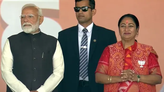 रेखा गुप्ता ने दिल्ली की चौथी महिला सीएम के तौर पर ली शपथ