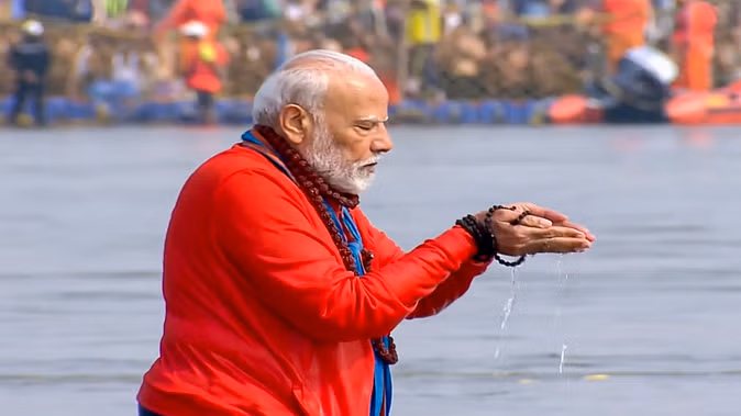 महाकुंभ में पहुंचे पीएम मोदी, संगम में लगाई डुबकी