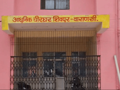 पोस्टमार्टम हाउस में मृतकों के नकली जेवर पहनाकर असली जेवर उड़ाने का चल रहा था धंधा, मृतक छात्रा के परिजनों की शिकायत पर खुला खेल