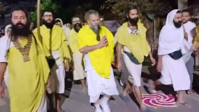 सोसाइटी के लोगों की माफी हुई स्वीकार, फिर पुराने रास्ते से शुरु हुई प्रेमानंद महाराज की पदयात्रा