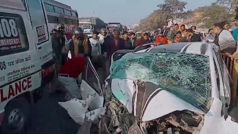 महाकुंभ से लौट रही कार बस में घुसी, दो लोगों की मौत
