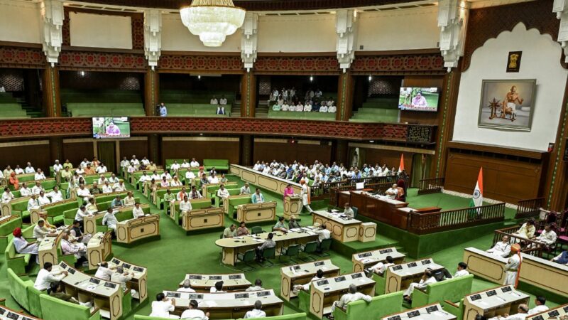 कांग्रेस विधायकों ने क्यों राजस्थान विधानसभा में बिताई रात