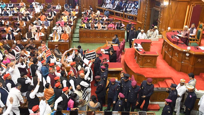 विपक्ष के हंगामें के साथ यूपी विधानसभा का बजट सत्र शुरु
