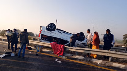 टायर फटने से पूर्वांचल एक्सप्रेस-वे पर पलटी स्कॉर्पियो, सात लोग घायल