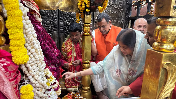 मां विंध्यवासिनी के दरबार में पहुंची गृह मंत्री की पत्नी