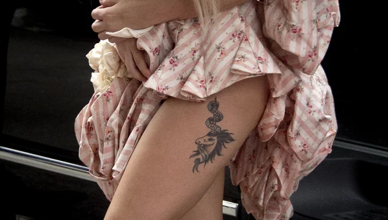 टैटू बनवाना कई गंभीर बीमारियों दे रहा है दावत, जानिए लक्षण