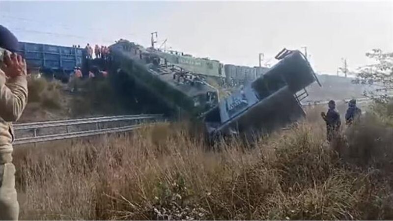 यूपी में बड़ा रेल हादसा टला, आपस में भिड़ीं २ मालगाड़ियां