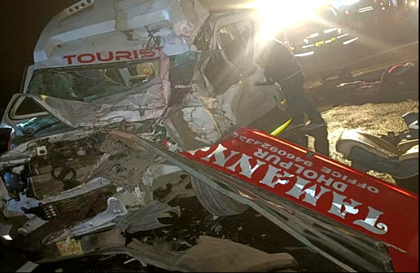 यमुना एक्सप्रेसवे पर टूरिस्ट बस ने सड़क पर खड़ी बस में मारी टक्कर, दो की मौत, १२ घायल