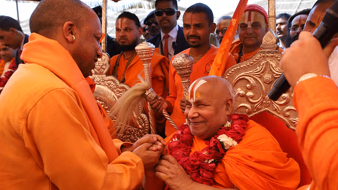 महाकुंभ में हादसे के बाद पहली बार प्रयागराज पहुंचे सीएम योगी, कहा-संतों ने रक्षक की भूमिका निभाई