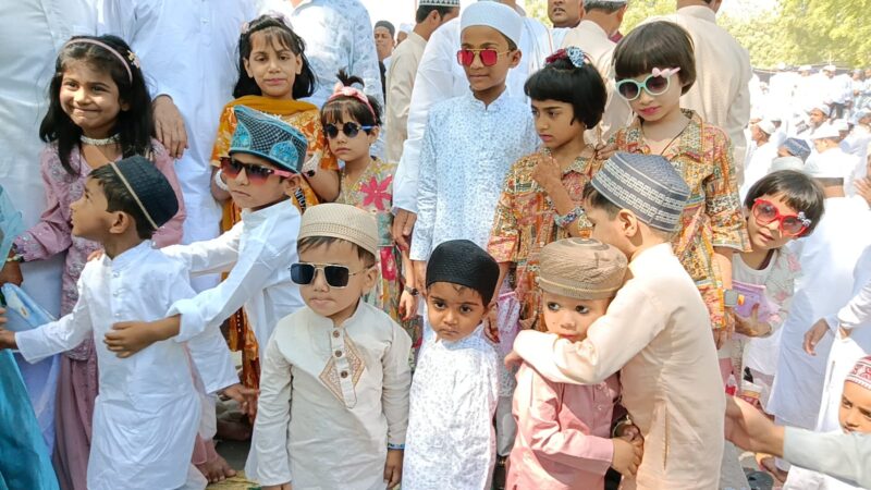 काशी में नमाजियों पर हिंदुओं ने बरसाए फूल,दी ईद की बधाई