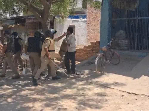 थाने में लटका मिला था दलित का शव, गुस्साई भीड़ ने किया हंगामा तो पुलिस ने किया लाठीचार्ज