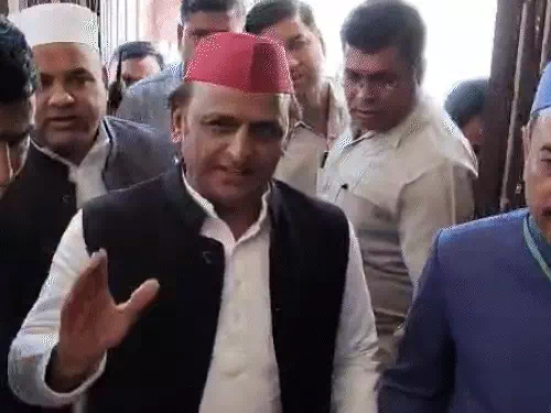 मैं तानाशाही समझूं या इमरजेंसी, पुलिस ने रोका तो भड़के अखिलेश